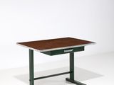 une image représentant un bureau avec un plateau en bois et des pieds en métal