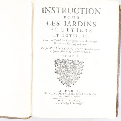 un livre ouvert sur lequel figure l'image d'un bouquet de fleurs