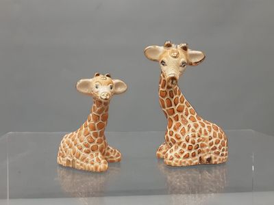 DE ROSA RICONADA. "Girafes assises".