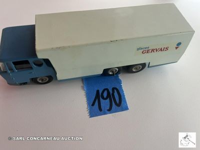 un camion jouet posé sur une table