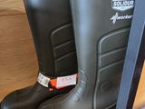 une paire de bottes en caoutchouc exposée dans un magasin