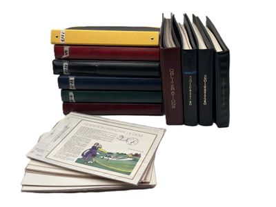 plusieurs livres sont empilés sur une surface blanche