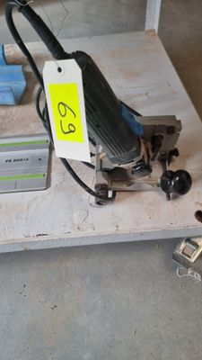une petite table sur laquelle se trouvent de nombreux outils