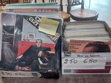 une pile de disques posée sur une table dans un magasin