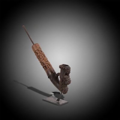 CAMEROUN Pipe BAMILEKE en terre cuite et bois à motifs de pe…