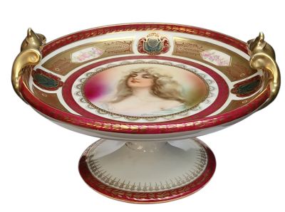 un bol décoratif sur lequel est représentée une femme