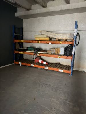 une pièce avec de nombreuses étagères sur lesquelles sont posés des objets