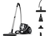 photo en noir et blanc d'un aspirateur et d'autres accessoires