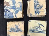 quatre carreaux bleus et blancs représentant un homme sur un bateau et un homme sur un bateau
