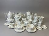 une photo d'une collection de services à thé et à café en porcelaine