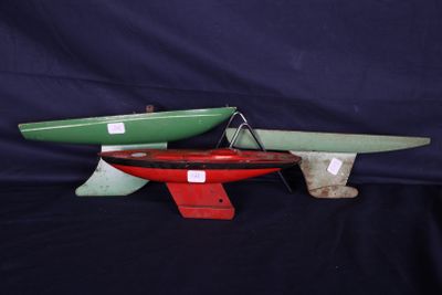 deux planches de surf, une verte et une rouge, posées l'une sur l'autre