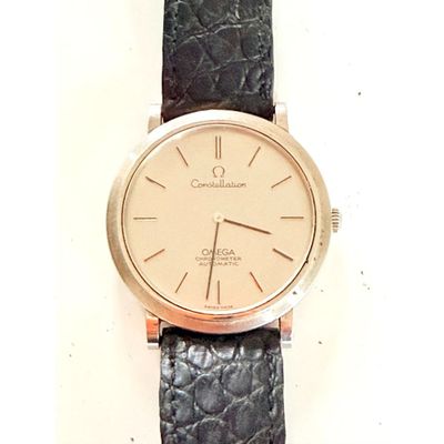 gros plan d'une montre sur une surface blanche