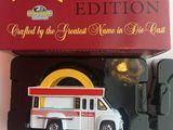 un camion miniature qui se trouve dans une boîte posée sur une table