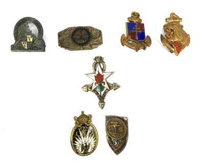 un grand nombre de badges sur une surface blanche