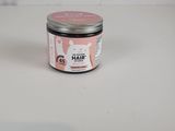 un pot de beurre capillaire posé sur une table blanche