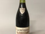 une bouteille de vin posée sur une table