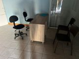 un bureau et une chaise dans une pièce aux murs bleus