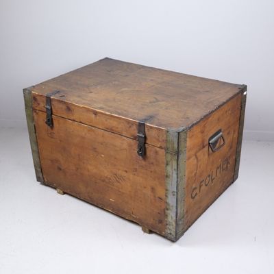 une boîte en bois munie d'un loquet métallique