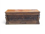 un vieux coffre en bois orné de sculptures et de gravures
