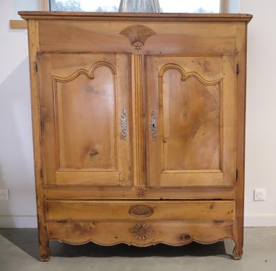 une armoire en bois sur laquelle est posé un vase