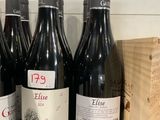 plusieurs bouteilles de vin rouge sont alignées sur une étagère