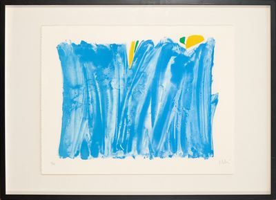 peinture abstraite bleue et jaune dans un cadre noir accrochée à un mur blanc