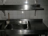 une cuisine avec un évier et une poubelle