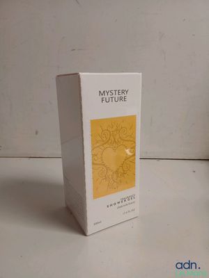 une photo d'un coffret de parfum posé sur une table