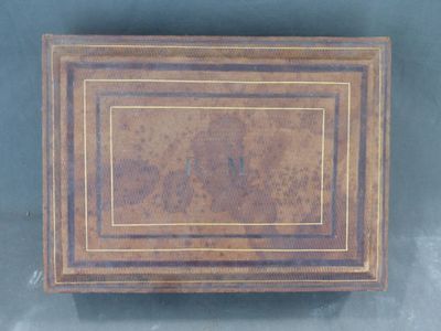une vieille boîte en bois ornée d'un motif décoratif