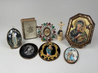 Divers objets religieux sont exposés sur une surface blanche