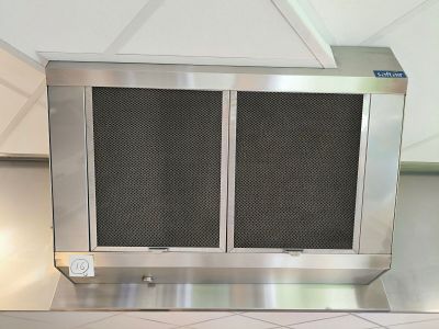 une hotte de cuisine en acier inoxydable recouverte d'un filet