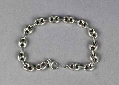 BRACELET en argent à maillons grain de café. Dispensé.