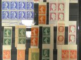 une image représentant une collection de timbres-poste dans un cadre noir