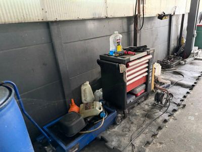 une photo d'un garage avec un établi et des outils