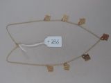 un collier en or muni d'une plaque sur laquelle est inscrit « 366 »