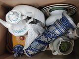 une boîte en carton contenant toute une gamme de théières de différents types