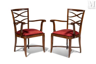 deux chaises en bois avec des coussins rembourrés rouges posés dessus