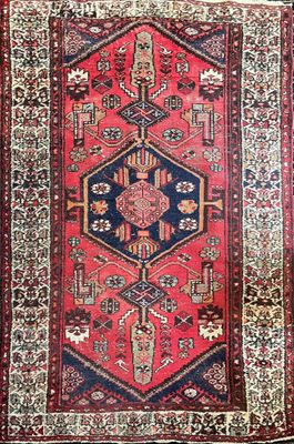 un tapis rouge et bleu orné d'un motif en forme de diamant