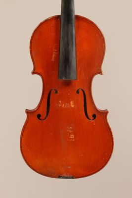 un vieux violon avec un archet sur fond blanc