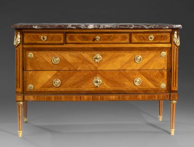 une commode ancienne avec dessus en marbre