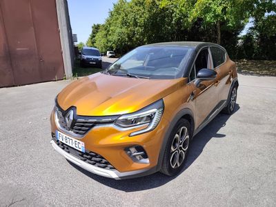 un gros plan d'une voiture jaune garée sur un parking