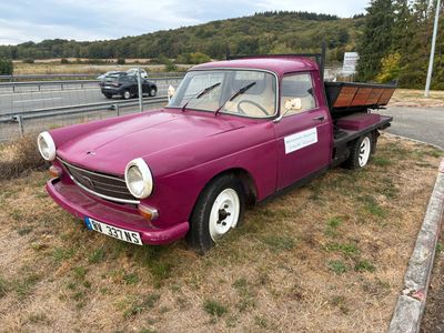 un camion violet garé sur le bord de la route