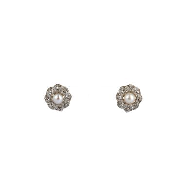 une paire de boucles d'oreilles en perles et diamants sur fond blanc