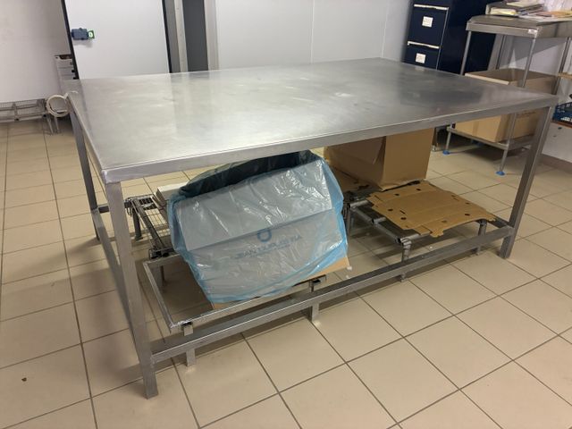Table inox de préparation avec tablette inférieure. 200 x 130 cm
