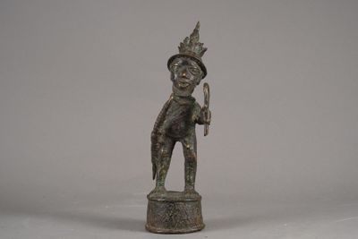 CAMEROUN. Sujet en bronze représentant un guerrier Bamoun. H…