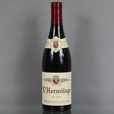 une bouteille de vin posée sur une table