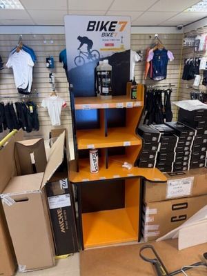 un magasin de vélos où il y a des cartons, encore et encore, par terre