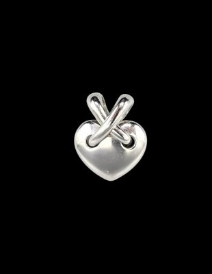 CHAUMET. Pendentif "cœur double lien" en or blanc 750°°.