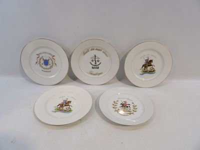 quatre assiettes à motifs différents posées sur une surface blanche