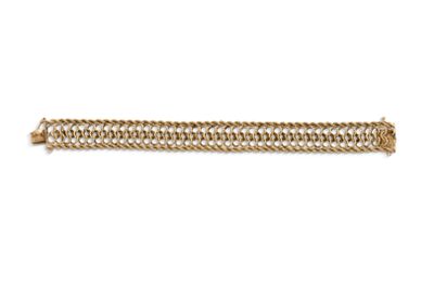 gros plan d'un bracelet en chaîne en or sur fond blanc
